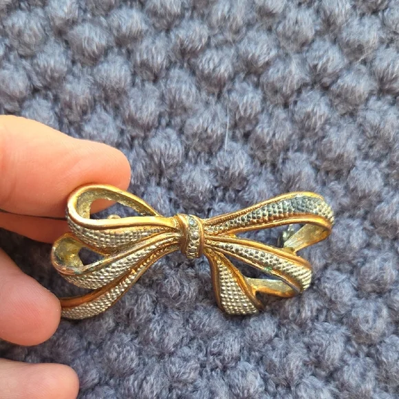 Jordache Distressed Metallic Bow Brooch - Picture 3 of 4